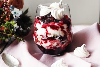 Višňový Eton Mess