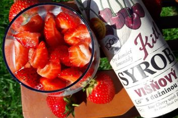 Cherry-strawberry breakfast with chia seeds