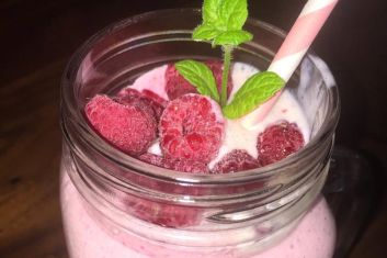 Homemade Raspberry-mint smoothie 