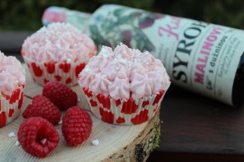 Raspberry cupcakes with mascarpone cream