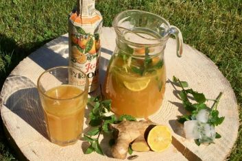 Refreshing orange ice tea 