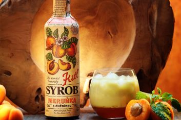 Meruňkové matcha latté