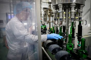 Obsluha výrobní linky v Kitlu (stáčírna)