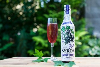 Namíchejte si Kir Royal s černorybízovým sirupem Kitl