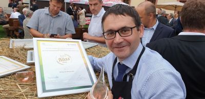 Jan Vokurka přebírá ocenění Zlatý klas pro Syrob Okurka BIO