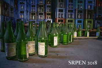 Staré láhve Vratislavické kyselky ve skladu před vyklizením