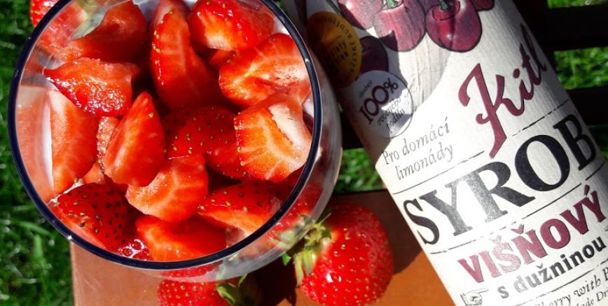 Cherry-strawberry breakfast with chia seeds