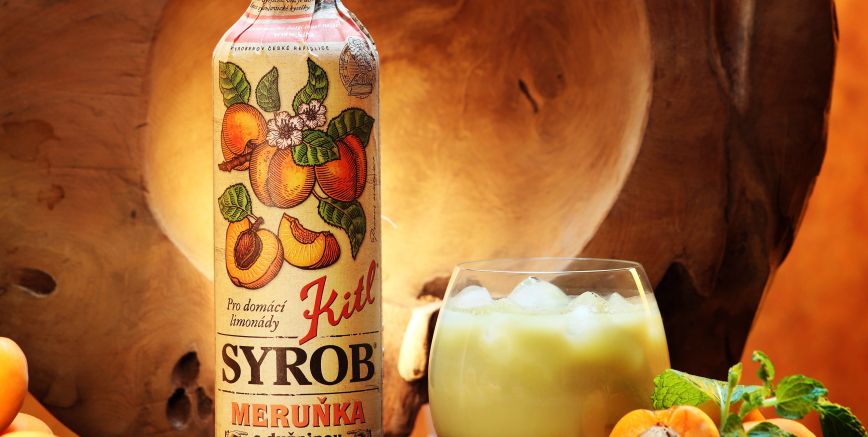 Meruňkové matcha latté